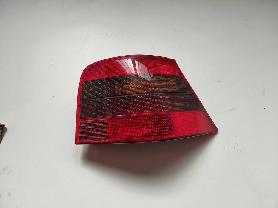 Lampa prawa tylna tył Volkswagen Golf IV HB