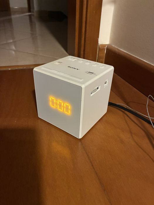 Sony ICF-C1W— Rádio Despertador Sony — Branco