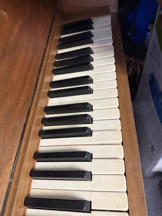 Vendo piano de madeira