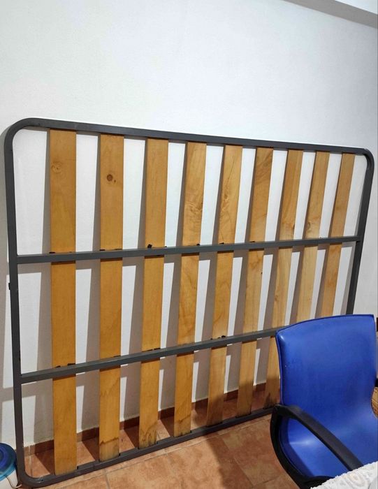 Vendo estrado de 200x160 com 8 pés 
8 pés novos e o estrado usado mas como novo

Enviem mensagem para saber preço