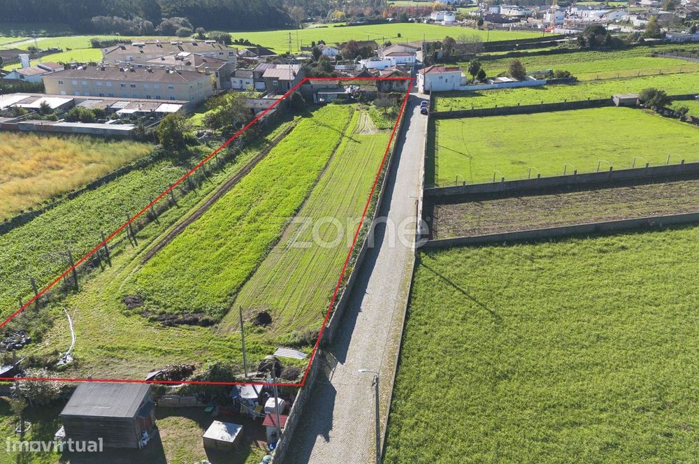 Terreno com capacidade construtiva e moradia para reconstrução — Guilhabreu, Porto