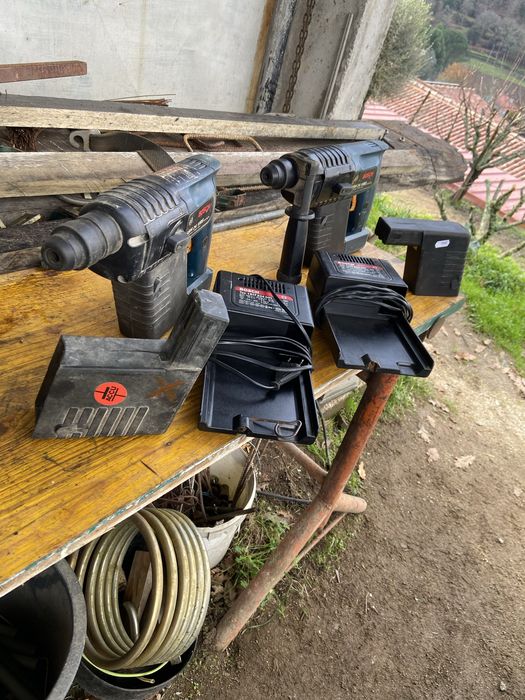 Berbequim da marca Bosch com martelo SDS a trabalhar bateria viciada