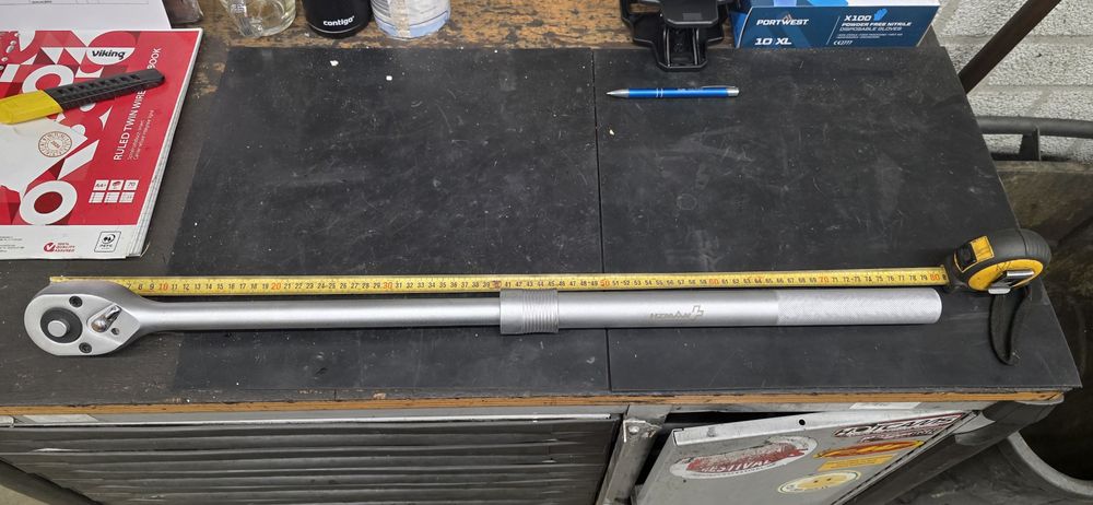 Duży bardzo solidny teleskopowy klucz z grzechotka