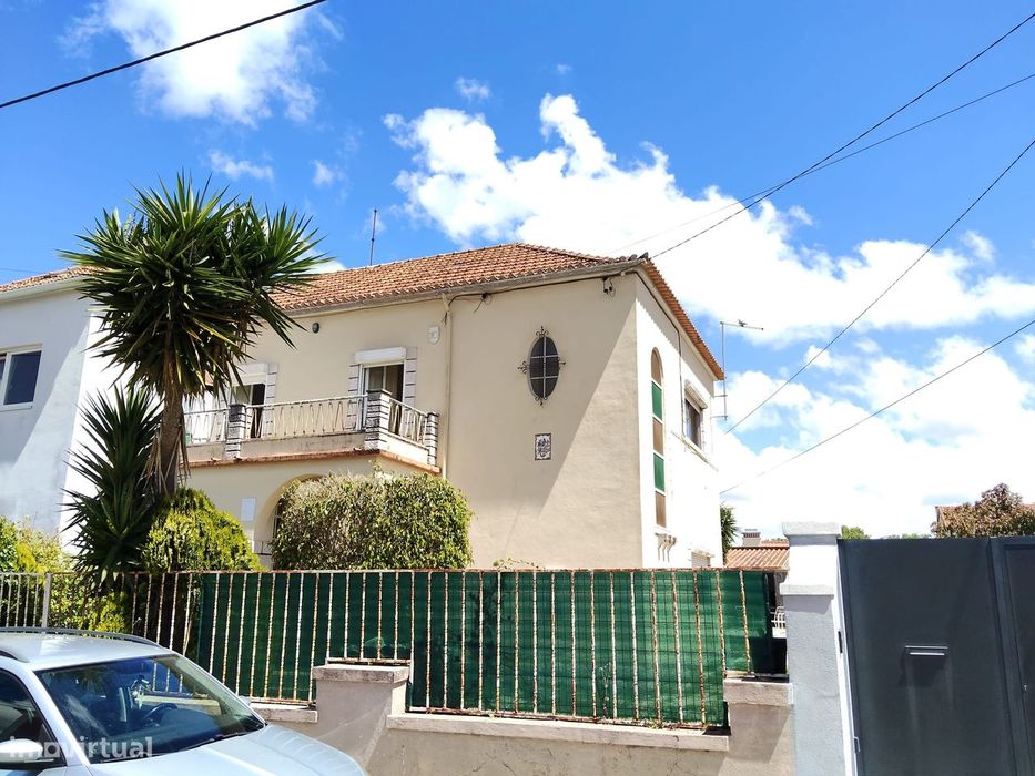 Moradia T4 Geminada com Excelente Espaço Exterior em Algueirão