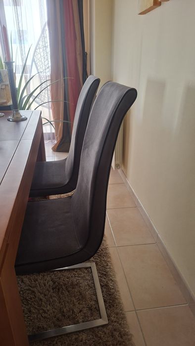Cadeiras cinza e cromado