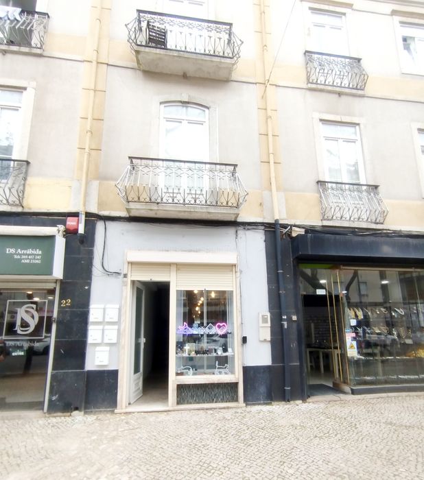 Loja na Av. 5 de Outubro com água incluída– Localização Premium