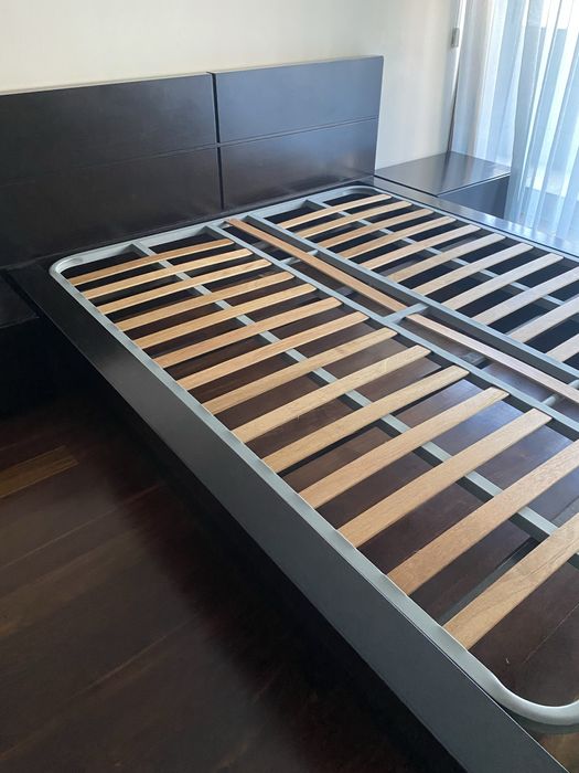 Cama casal com 2 mesas de cabeceira. 2,10 X 170cm