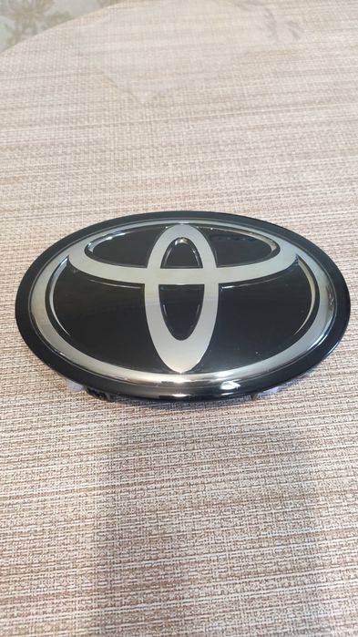 Эмблема решетки радиатора Toyota Highlander  2019-2025