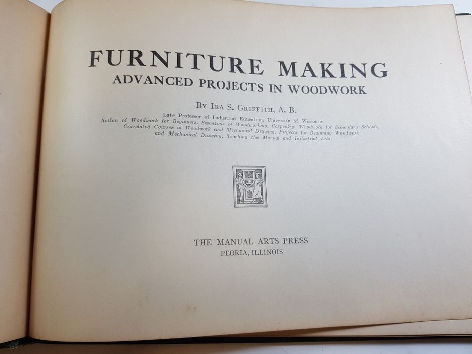 Livro centenário de mobiliário