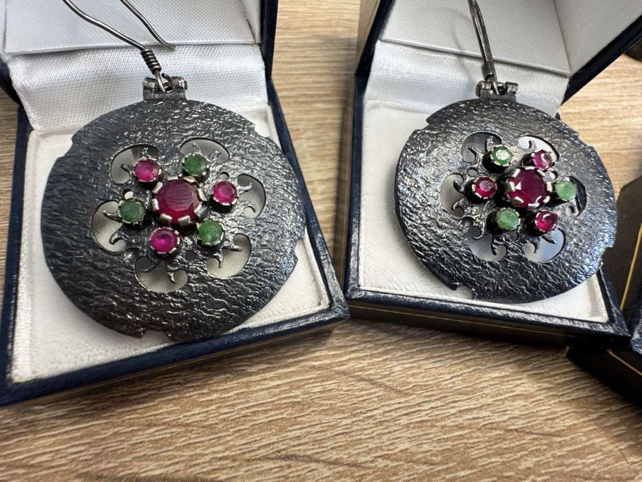 Ювелірний гарнітур з черненого срібла із рубінами та смарагдами
