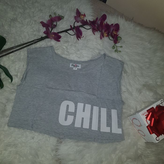Szary krótki t-shirt z nadrukiem "chill" rozmiar S z firmy hause