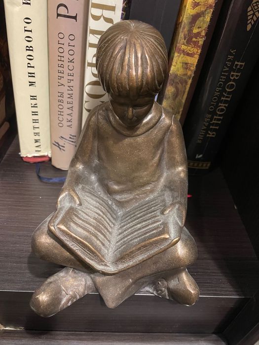 Антикварні вінтажні тримачі для книг - хлопчик і дівчинка з книгою