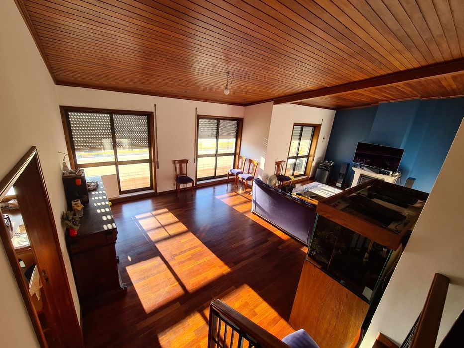 T4 Duplex, 227m², terraço, garagem fechada para 2 carros.