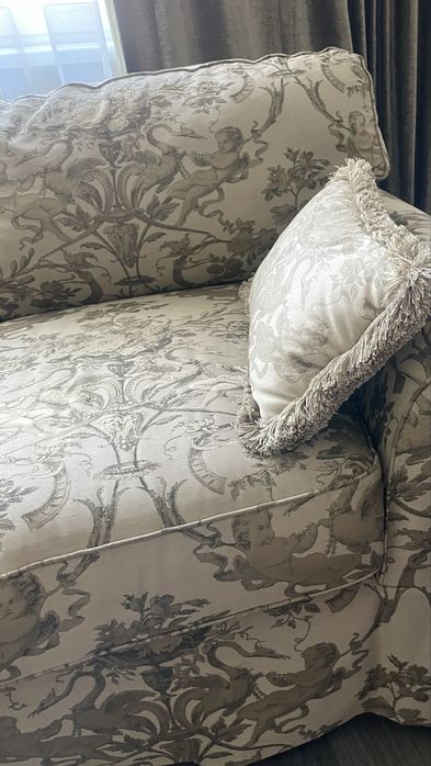 Диван з подушками