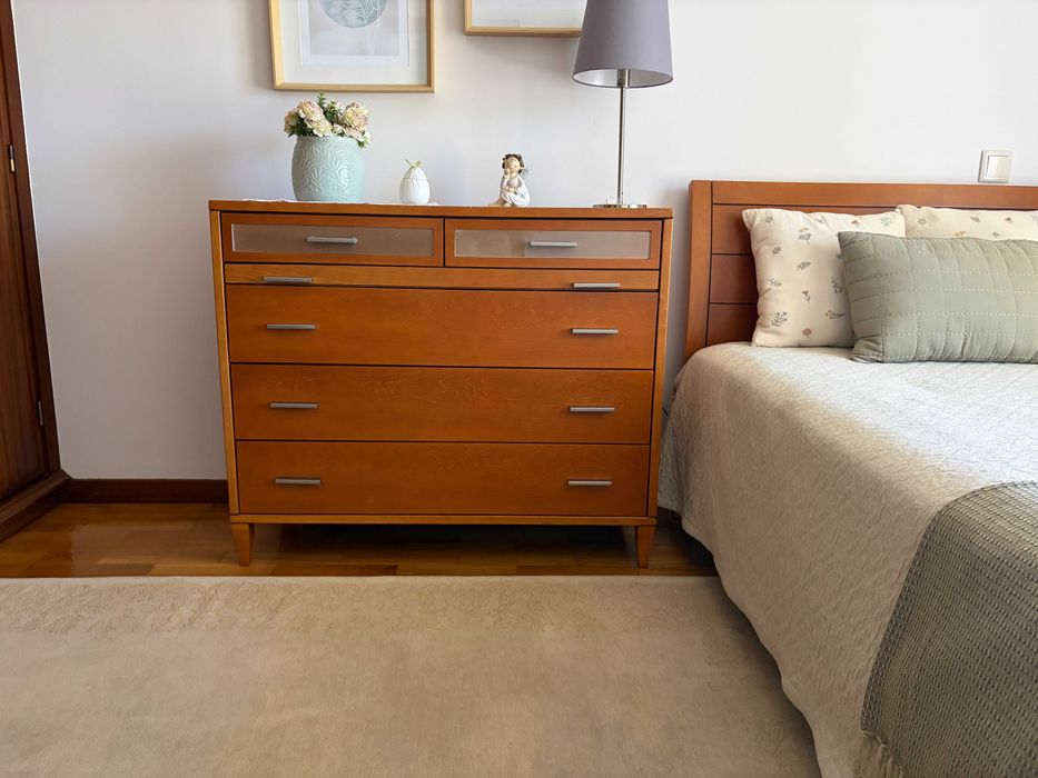 Mobília de Quarto em Madeira: Cama Corpo e Meio + Cómoda + Colchão