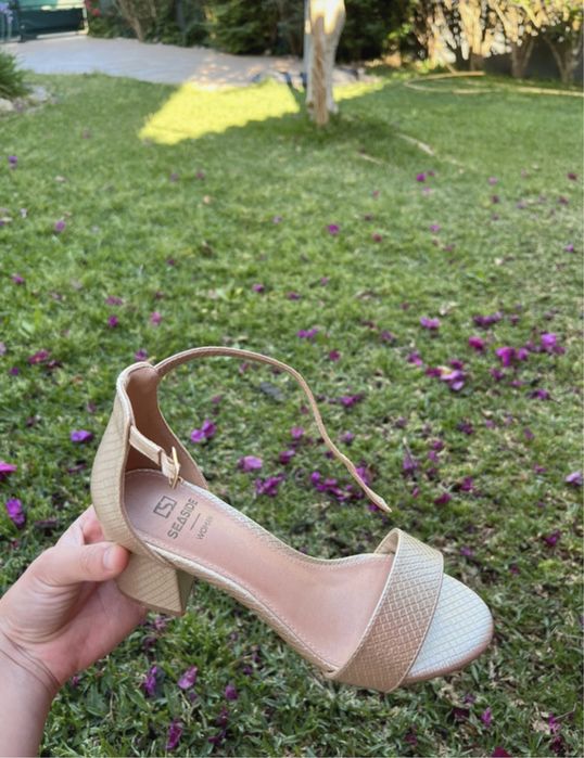 Sapatos de salto dourados