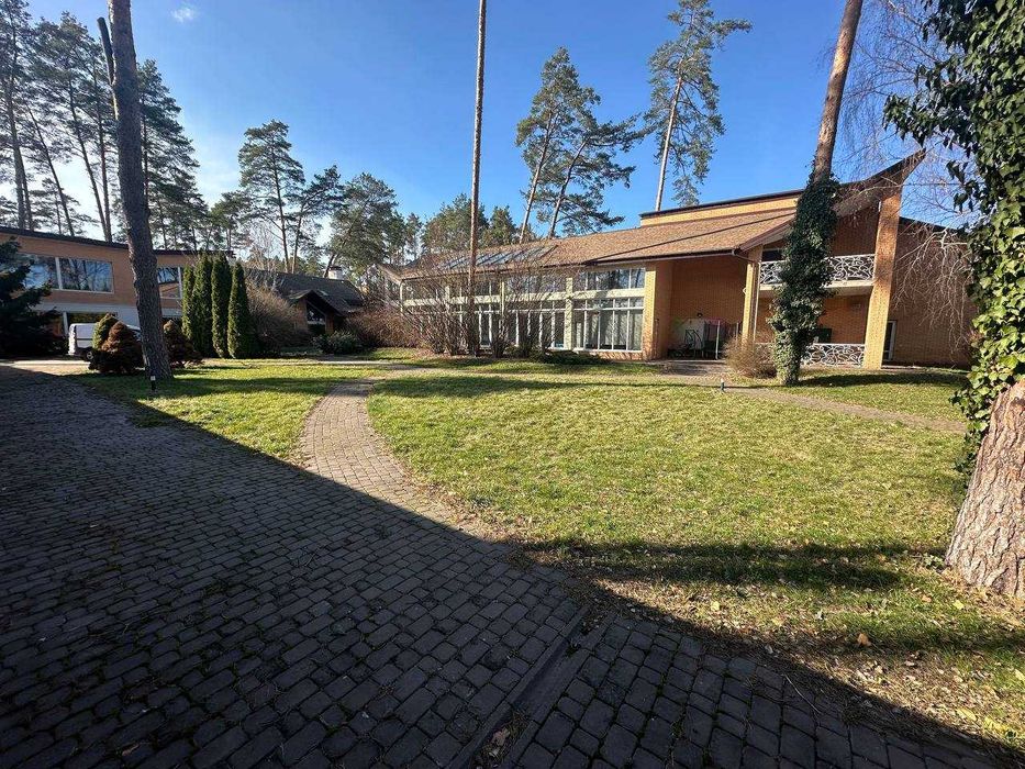 Будинок з басейном 1160 м2, 33 сотки в Ірпені