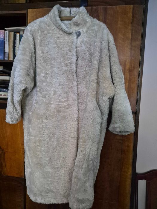 Sztuczne futro w kolorze beżowym