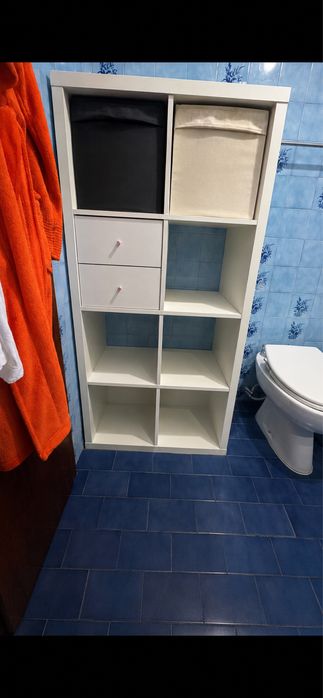 Estante branca com gavetas