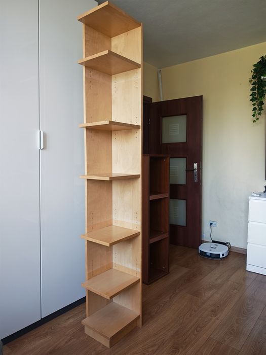 Regał narożny z półkami