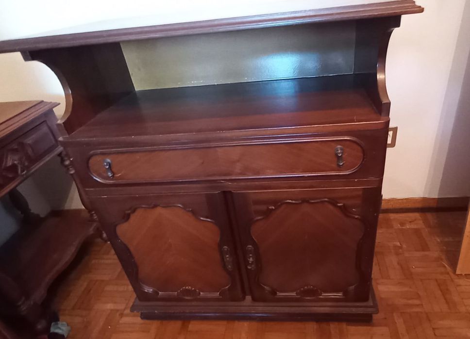 Móvel em madeira com gaveta e prateleiras