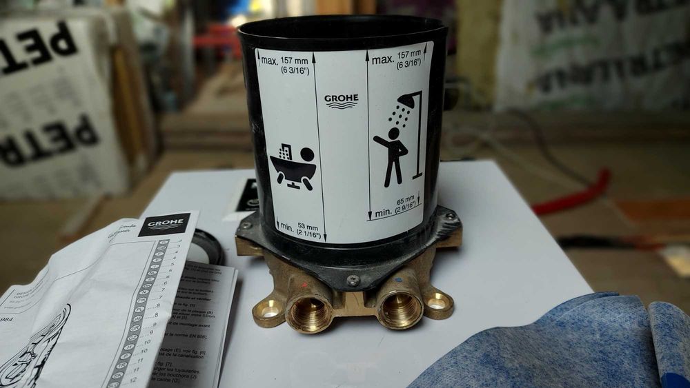 Bateria wannowa ścienna Grohe element podtynkowy do armatur czarny