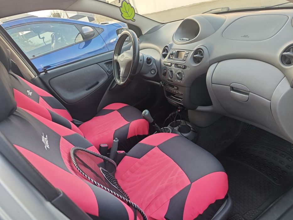 Vendo Toyota Yaris 1.0 a gasolina de 2001, com 284.000 km.