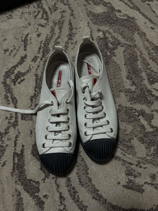 кросівки prada