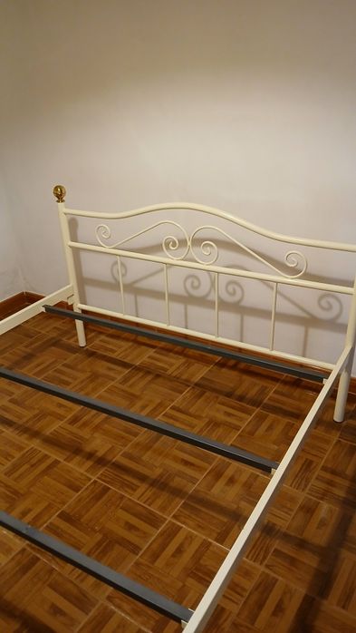 Cama de latão beje