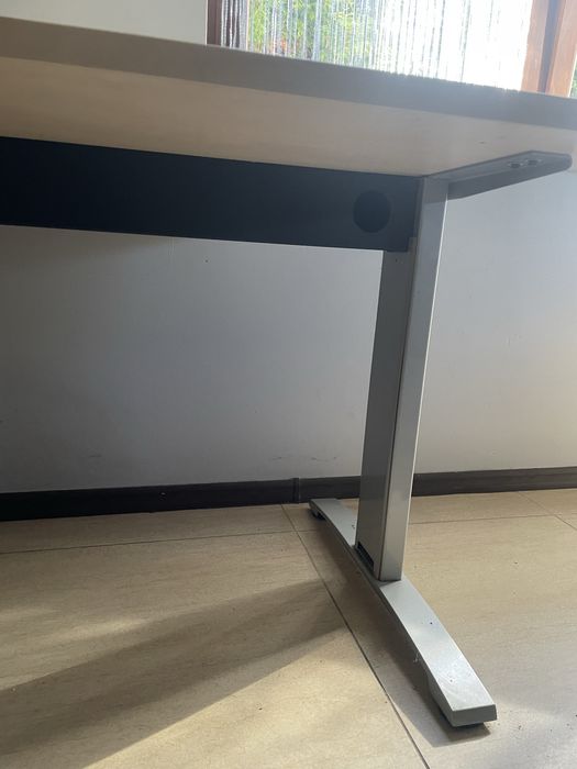 Biurko z maskownicami na kable