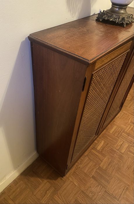 Sapateira antiga, móvel em madeira e palhinha