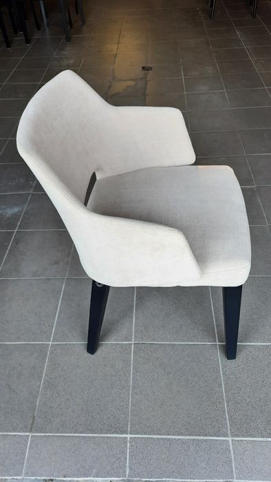 Fotel-kubełek tapicerowany z materiału-ivory