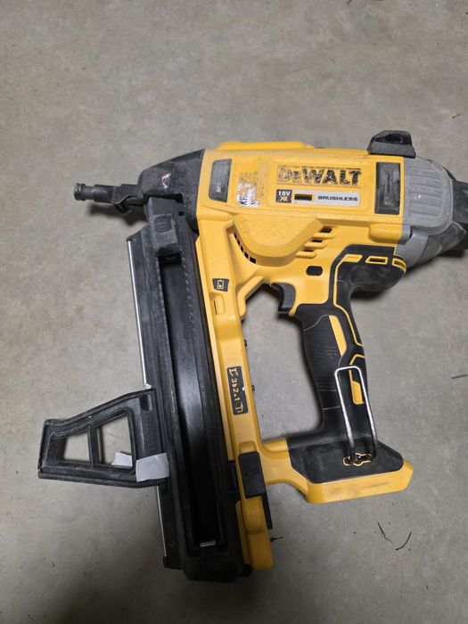 Gwozdziarka Pistolet Dewalt DCN890n uszkodzona