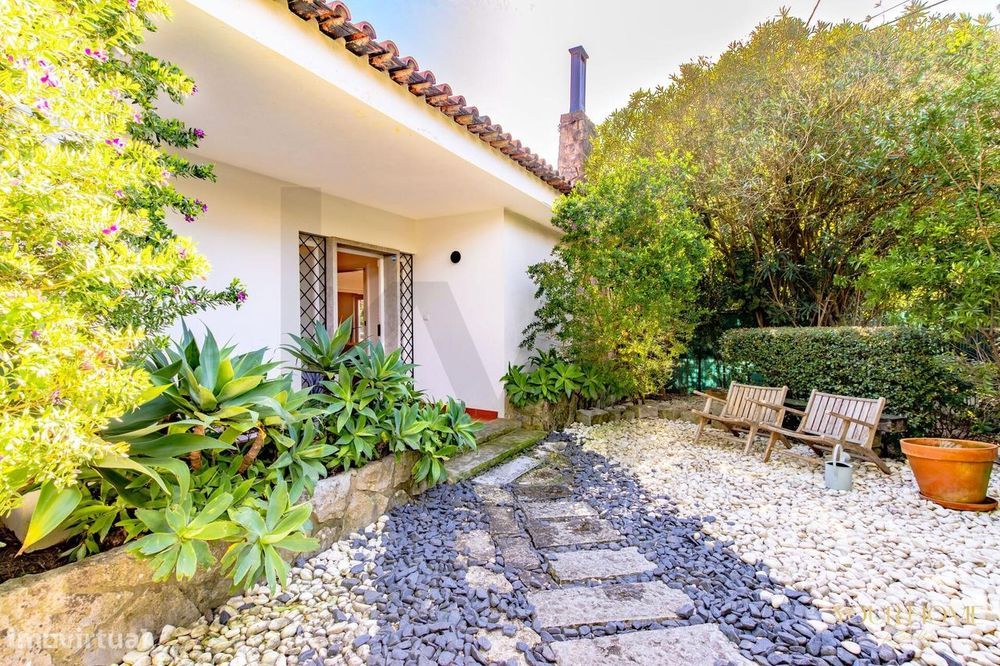 Cascais - Moradia t4 com jardim e envolvência verde a minutos a pé do