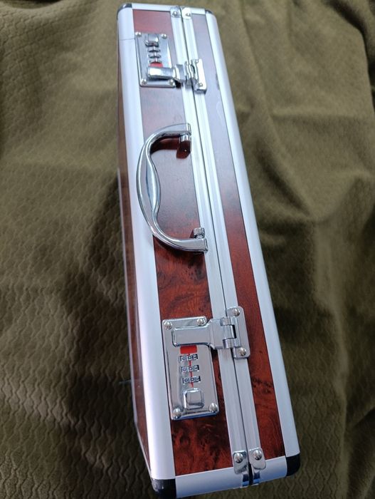 Walizka 44x32cm zamykana