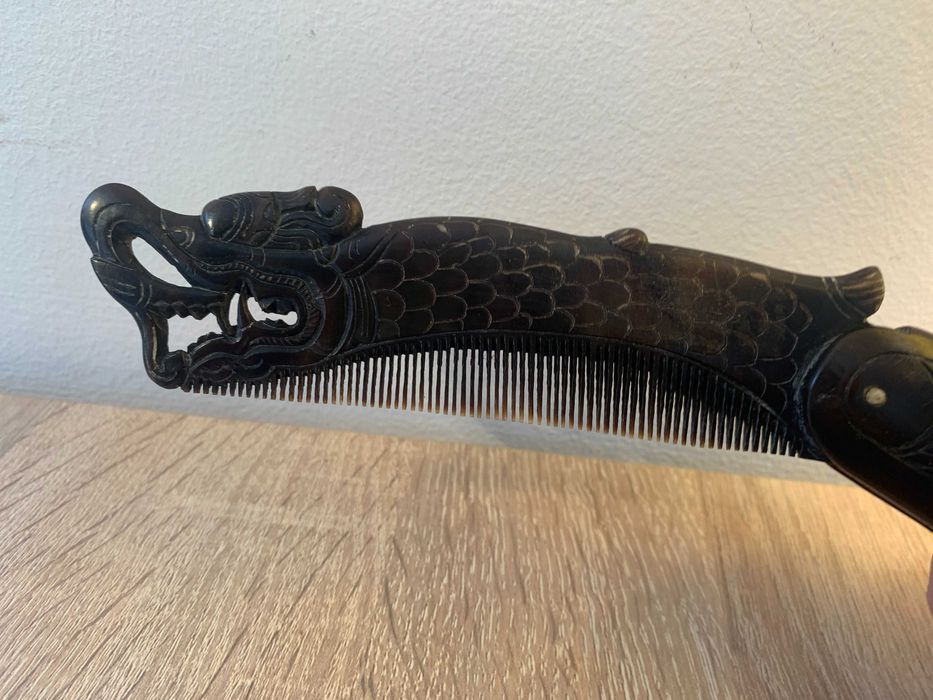 składany pięknie zdobiony ręcznie robiony grzebień z rogu, Vintage