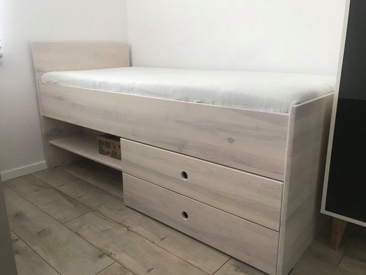 Łóżka, stoły, meble z twardego drewna