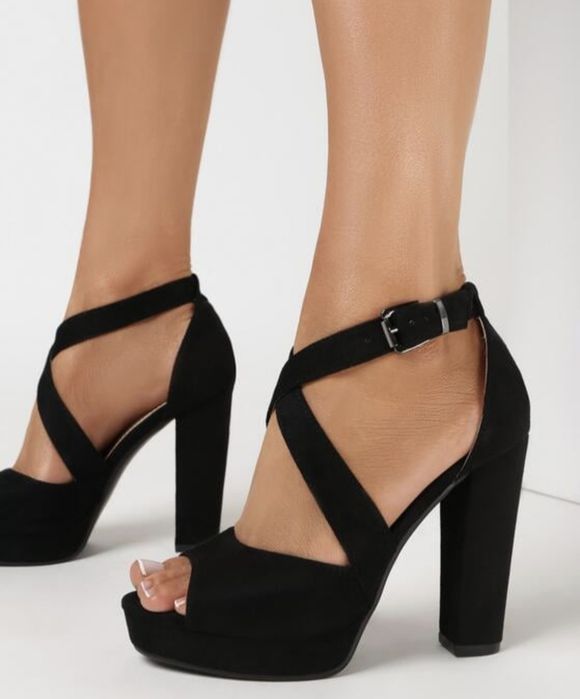 Czarne sandały na wysokim obcasie