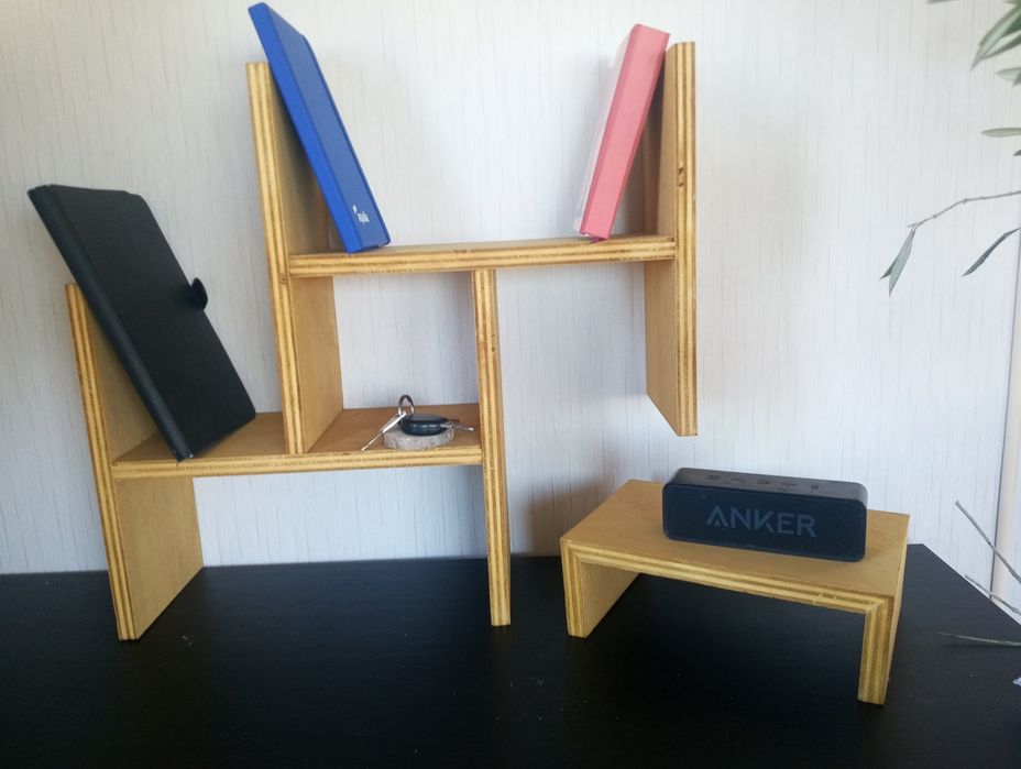 Prateleira com vários modelos. Pode ser de mesa ou suspensa.