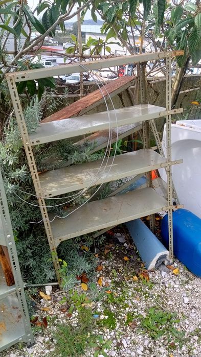 Prateleiras em ferro