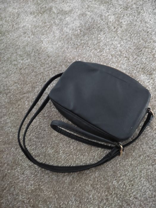 Pochete mala pequena tiracolo preta e dourada