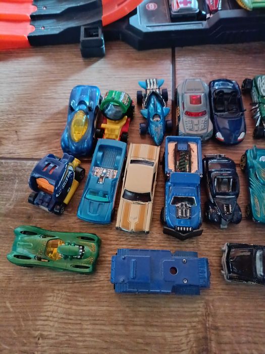 Garaż hotwheels z 30 samochodzikami