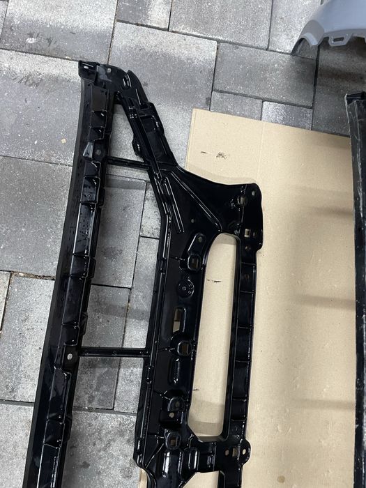 Решітка бампера нижня веутрішня Audi etron 4 ke