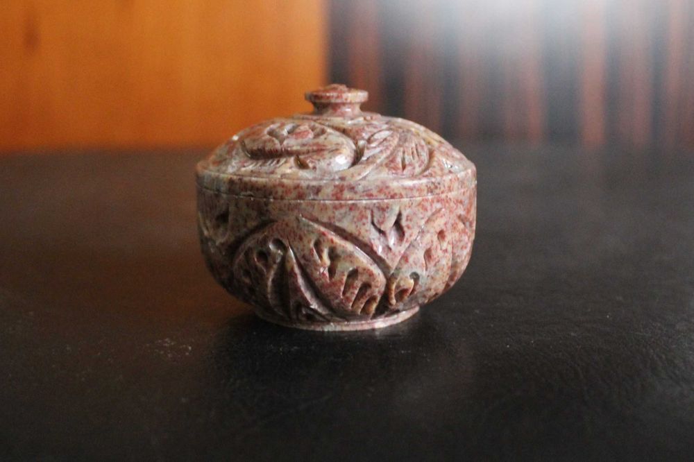 Caixa de pedra sabão vintage, esculpida à mão, com tampa