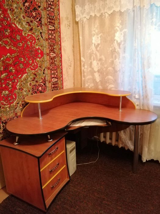 Угловой компьютерный стол