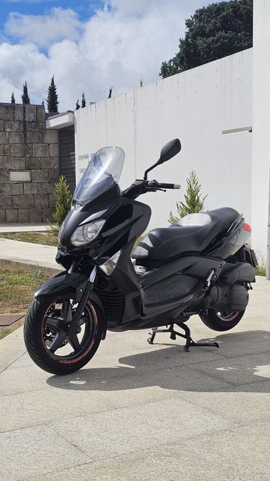Yamaha XMAX 125 + 2 Capacetes E Box