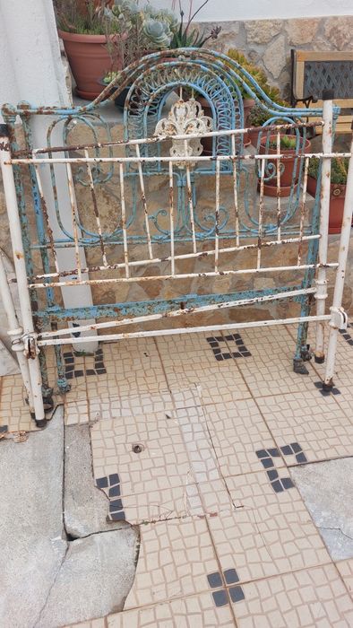 2 camas de ferro para restaurar