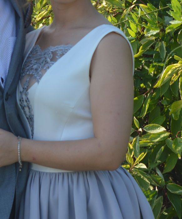 Sukienka rozkloszowana z efektownym dekoltem