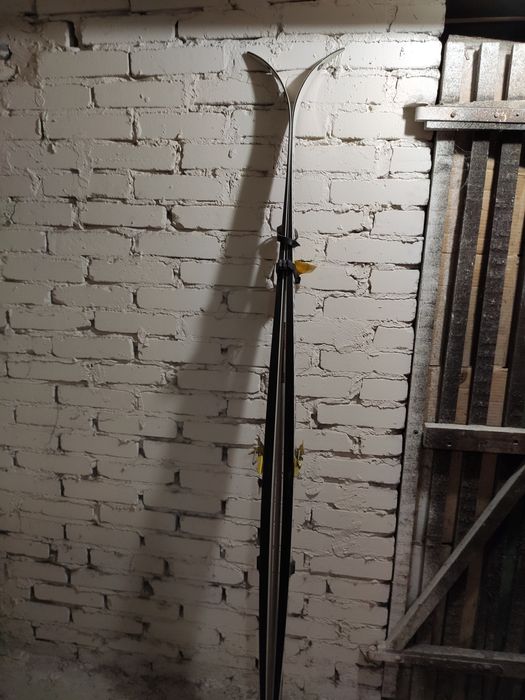 Stare narty z kijami