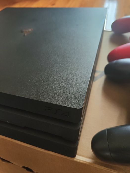 PS4 (PlayStation 4) Pro + 2 Comandos